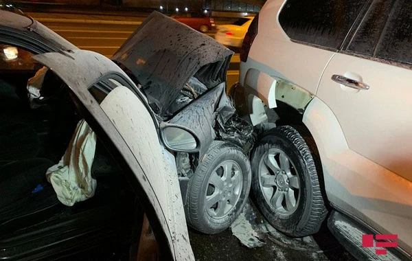 Bakıda avtoqəza zamanı avtomobil yanıb, sürücü xəsarət alıb - FOTO