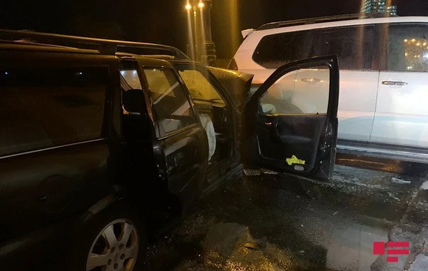 Bakıda avtoqəza zamanı avtomobil yanıb, sürücü xəsarət alıb - FOTO