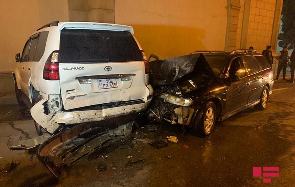Bakıda avtoqəza zamanı avtomobil yanıb, sürücü xəsarət alıb - FOTO