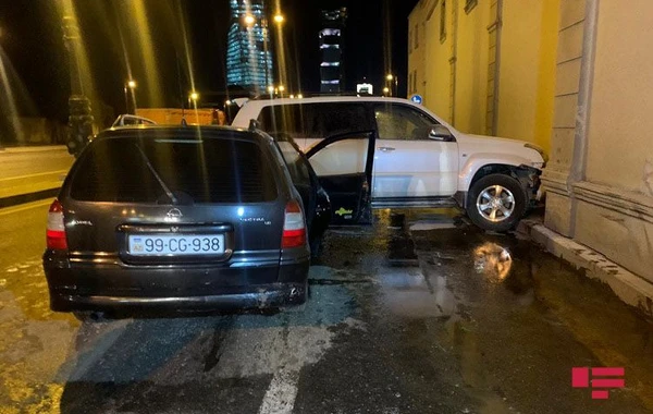 Bakıda avtoqəza zamanı avtomobil yanıb, sürücü xəsarət alıb - FOTO