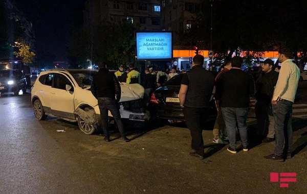 Bakıda iki avtomobil toqquşub, Türkiyə vətəndaşı xəsarət alıb - FOTO