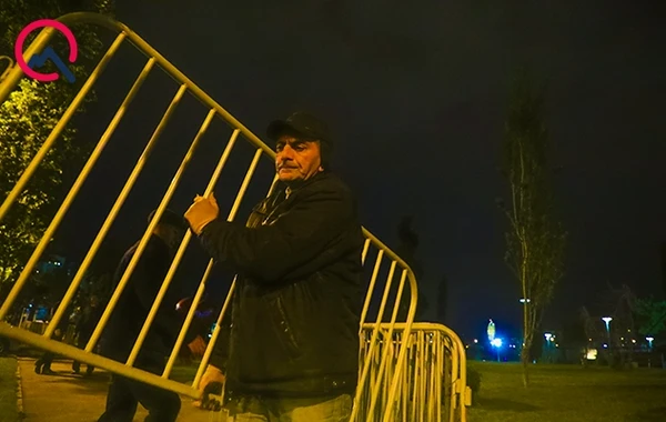 Bulvarda və parklarda dəmir məhəccərlər belə söküldü - FOTO