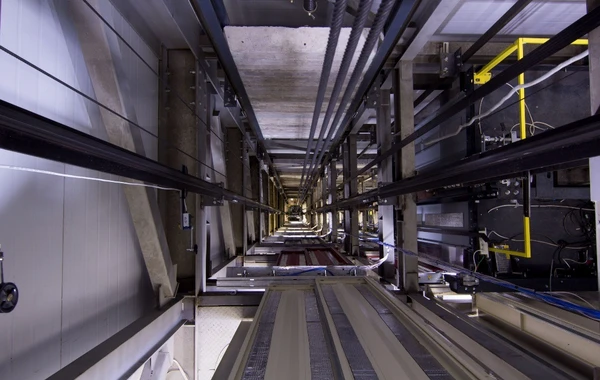“Bazarstore”da lift şaxtasına düşən satıcı qız öldü