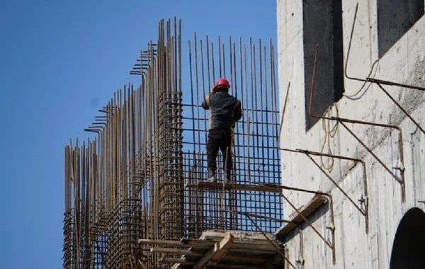 Bakıda fəhlə səkkizinci mərtəbədən yıxılıb öldü
