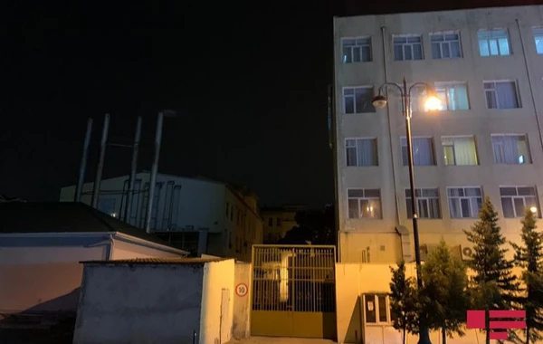 В Баку ветер сорвал часть кровли больницы нефтяников - ФОТО