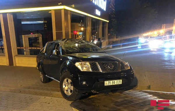 Bakıda avtomobil mağazaya çırpıldı - FOTO