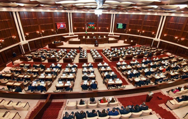 Milli Məclis spikerinin və deputatların maaşlarının məbləği açıqlandı - RƏSMİ