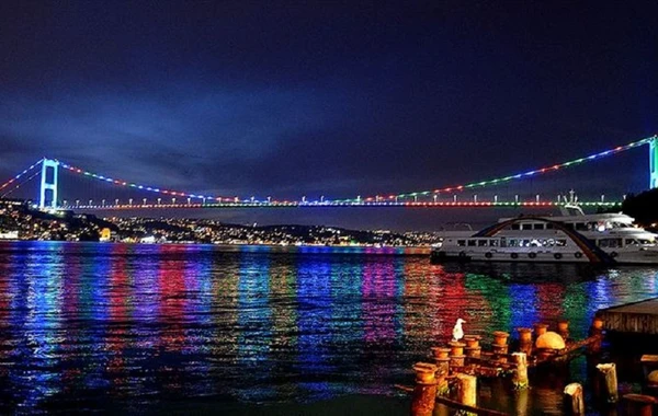 İstanbulda 3 körpü Azərbaycan Bayrağının rənginə boyandı - FOTO