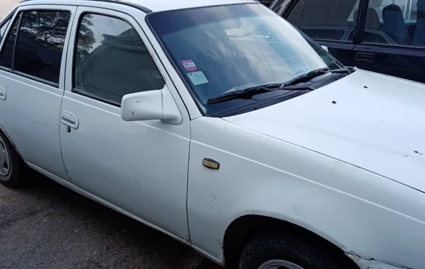 Həmkəndlisinin başına taxta ilə vuraraq maşınını qaçırdı - FOTO