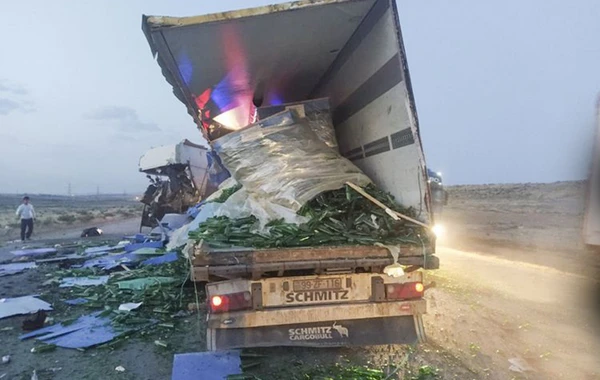 Sumqayıtda iki yük maşını toqquşdu - Sürücülər öldü - FOTO