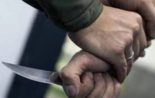 Bərdə sakini bacısnı və polisi bıçaqladı