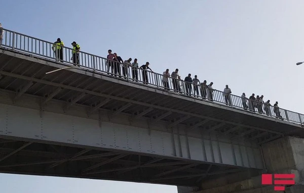 В Азербайджане отец двоих детей бросился с моста - ФОТО