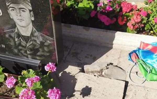 Şəhidlərimizin məzarı yanındakı Azərbaycan bayrağına qarşı hörmətsizlik - FOTO