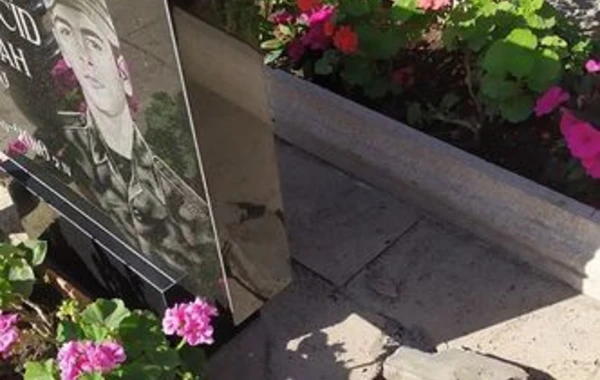 Şəhidlərimizin məzarı yanındakı Azərbaycan bayrağına qarşı hörmətsizlik - FOTO