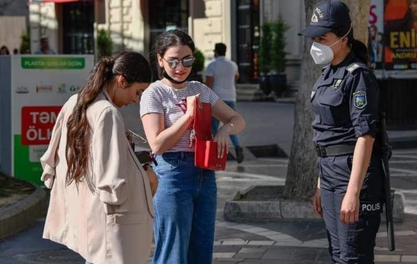 Полиция Баку начала штрафовать не носящих медмаски граждан - ФОТО