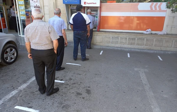 Bakıda əhalinin sıx toplaşdığı yerlərdə sosial izolyasiya xətləri çəkildi - FOTO
