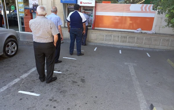 Bakıda əhalinin sıx toplaşdığı yerlərdə sosial izolyasiya xətləri çəkildi - FOTO