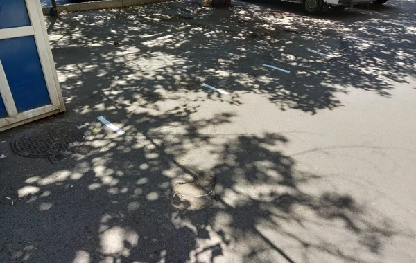 Bakıda əhalinin sıx toplaşdığı yerlərdə sosial izolyasiya xətləri çəkildi - FOTO