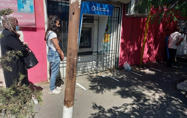 Bakıda əhalinin sıx toplaşdığı yerlərdə sosial izolyasiya xətləri çəkildi - FOTO