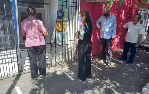 Bakıda əhalinin sıx toplaşdığı yerlərdə sosial izolyasiya xətləri çəkildi - FOTO