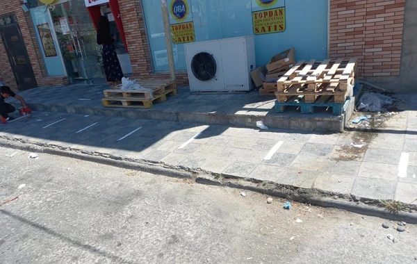 Bakıda əhalinin sıx toplaşdığı yerlərdə sosial izolyasiya xətləri çəkildi - FOTO