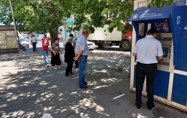 Bakıda əhalinin sıx toplaşdığı yerlərdə sosial izolyasiya xətləri çəkildi - FOTO