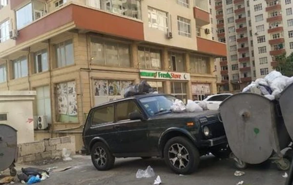 Bakıda yanlış yerə park edilmiş maşının üstünə zibil tökdülər - FOTO