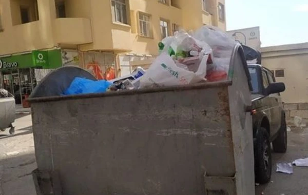 Bakıda yanlış yerə park edilmiş maşının üstünə zibil tökdülər - FOTO