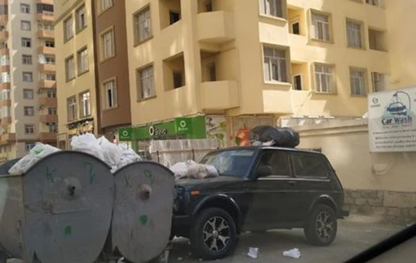 Bakıda yanlış yerə park edilmiş maşının üstünə zibil tökdülər - FOTO
