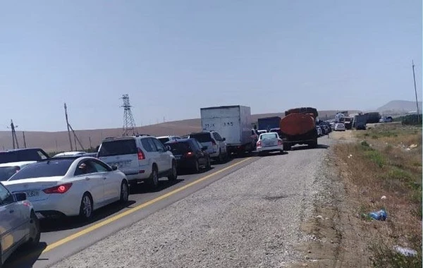 Bakıdan rayonlara getmək istəyənlərə görə magistral yollarda tıxac yaranıb - FOTO