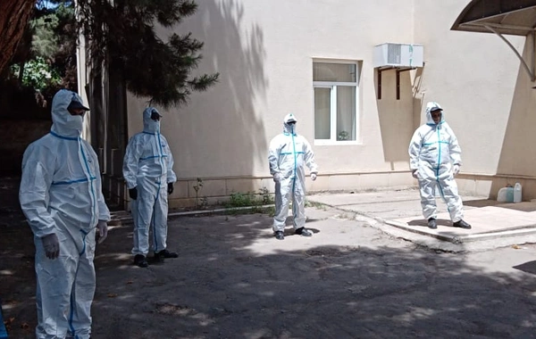 Polis koronavirusdan ölən şəxsi belə dəfn etdi - FOTO