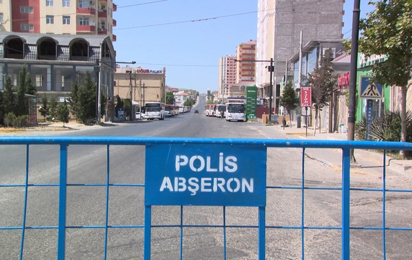 İcazəsi olan şəxsin maşınının “baqaj”ında gizləndi, hər ikisi həbs olundu - VİDEO