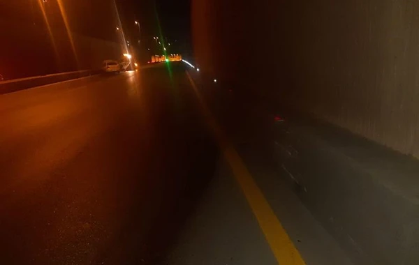 Bakıda avtomobil tunelin divarına çırpılıb, xəsarət alan var - FOTO