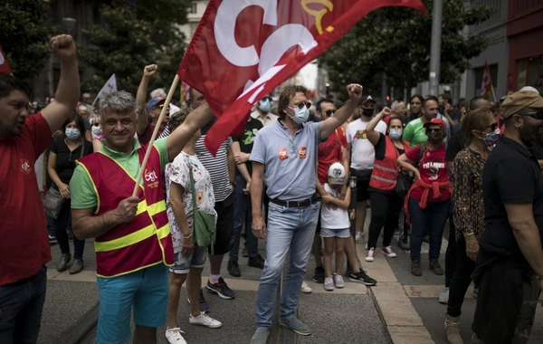 Fransada 50 min səhiyyə işçisi etiraza qalxdı - VIDEO