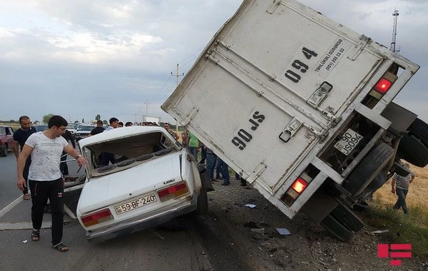 Azərbaycanda minik maşını yük maşını ilə toqquşub, ölən və xəsarət alanlar var - FOTO