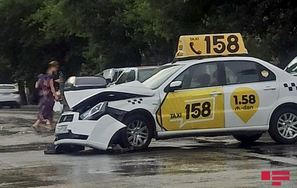 Bakıda taksi marşrut avtobusu ilə toqquşub - FOTO