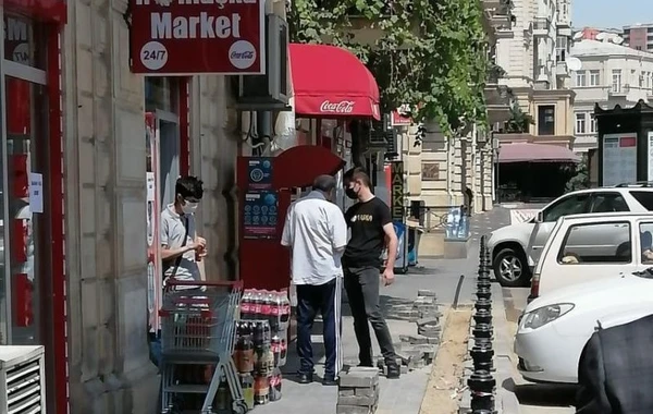 Bakıda polis koronavirusa yoluxan şəxsi mağazada tutdu - VİDEO