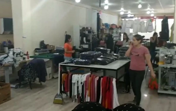 Abşeronda qanunsuz fəaliyyət göstərən dərzi sexi aşkar olunub, 56 nəfər cərimələnib - FOTO