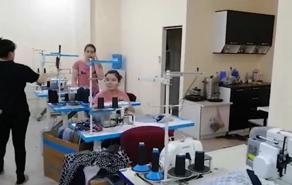 Abşeronda qanunsuz fəaliyyət göstərən dərzi sexi aşkar olunub, 56 nəfər cərimələnib - FOTO