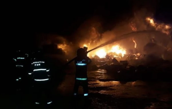 Распространились кадры крупного пожара в Баку: пострадали 5 сотрудников МЧС - ВИДЕО