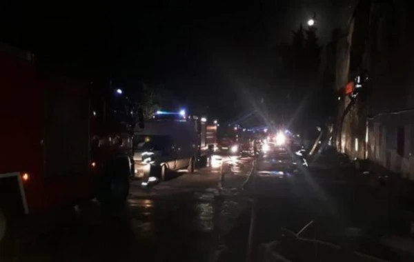 Распространились кадры крупного пожара в Баку: пострадали 5 сотрудников МЧС - ВИДЕО