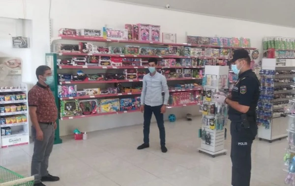 В Баку на входах в магазины организованы полицейские посты - ФОТО