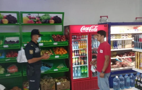 В Баку на входах в магазины организованы полицейские посты - ФОТО