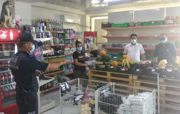 В Баку на входах в магазины организованы полицейские посты - ФОТО