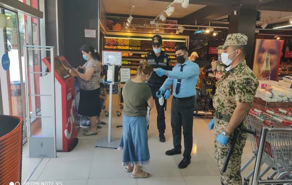 В Баку на входах в магазины организованы полицейские посты - ФОТО