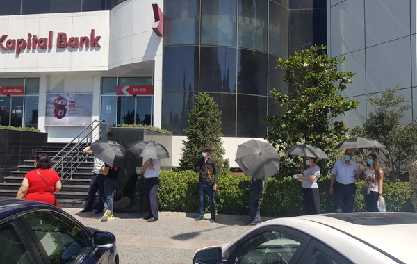 Kapital Bank помогает клиентам защититься от солнца перед филиалами - ФОТО