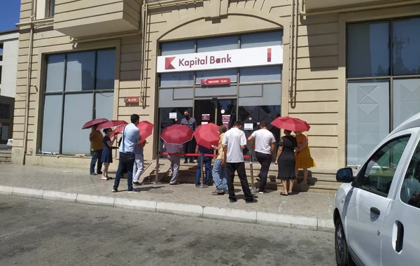 Kapital Bank помогает клиентам защититься от солнца перед филиалами - ФОТО