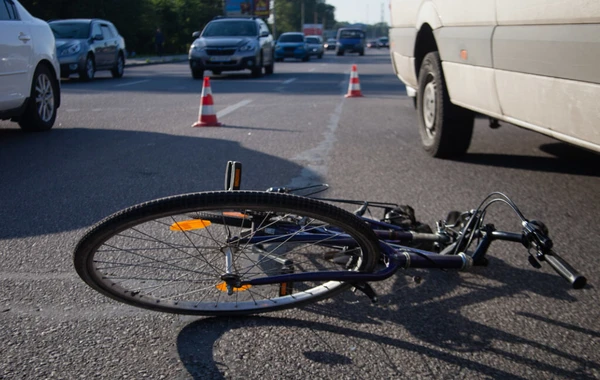 Bakıda avtomobil velosipedçini vurub qaçdı - ANBAAN VİDEO
