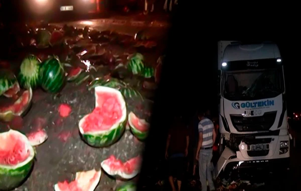 Bakıya gətirilən 3 ton qarpız magistral yola dağıldı - FOTO
