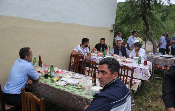 Əsgərlikdən qayıdan oğluna yığıncaq keçirən atalar və qonaqları cərimələnib - FOTO